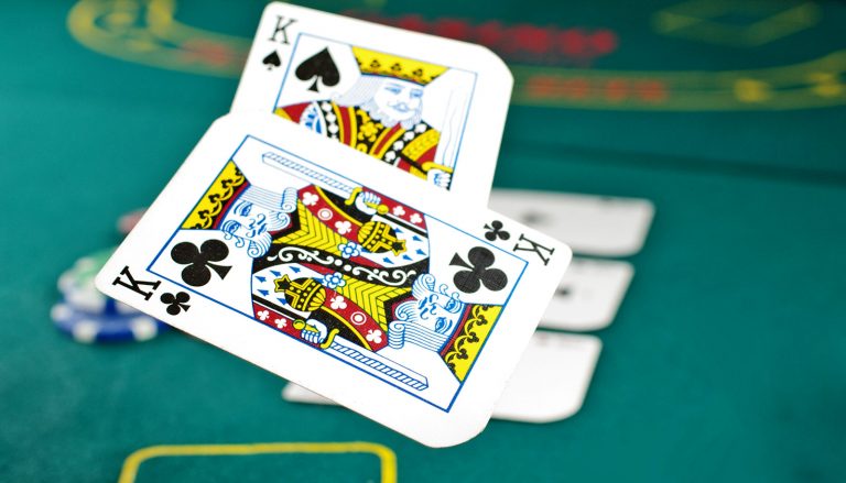 Play pokdeng card game